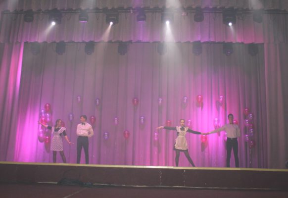 Под звуки школьного вальса…